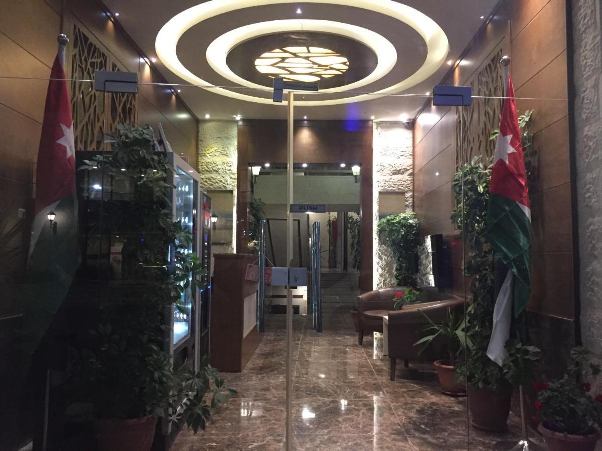Uptown Hotel Apartment Аман Екстериор снимка